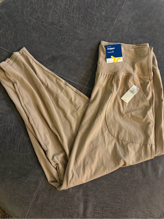 Pants - Old Navy Active Jogger Style Pocket Leggings in Tan